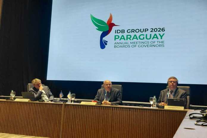 El presidente del BID, Ilan Goldfajn, (centro) anuncia las proyecciones de inversión en Latinoamérica. Foto: La Hora