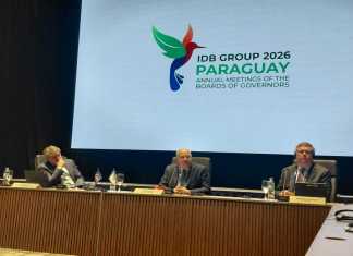 El presidente del BID, Ilan Goldfajn, (centro) anuncia las proyecciones de inversión en Latinoamérica. Foto: La Hora