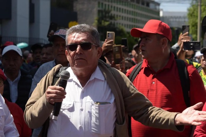 El líder sindical, Joviel Acevedo, hace una declaración ante sus seguidores.