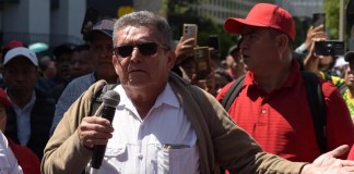 El líder sindical, Joviel Acevedo, hace una declaración ante sus seguidores.