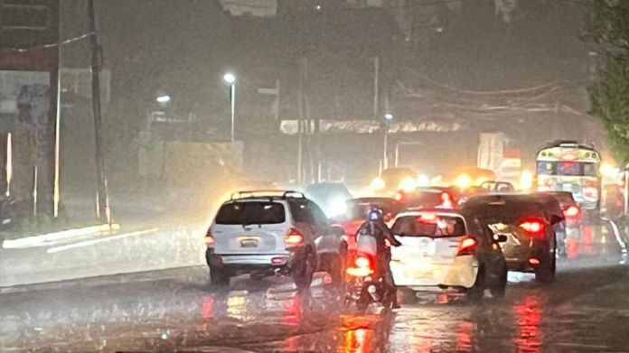 El paso de la fuerte lluvia por Villa Nueva y varios sectores de Villa Hermosa, San Miguel Petapa, causó inundaciones y complicaciones en el tránsito. Foto La Hora: Noticias Villa Hermosa GT