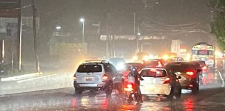 El paso de la fuerte lluvia por Villa Nueva y varios sectores de Villa Hermosa, San Miguel Petapa, causó inundaciones y complicaciones en el tránsito. Foto La Hora: Noticias Villa Hermosa GT