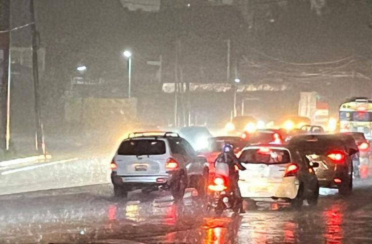 El paso de la fuerte lluvia por Villa Nueva y varios sectores de Villa Hermosa, San Miguel Petapa, causó inundaciones y complicaciones en el tránsito. Foto La Hora: Noticias Villa Hermosa GT