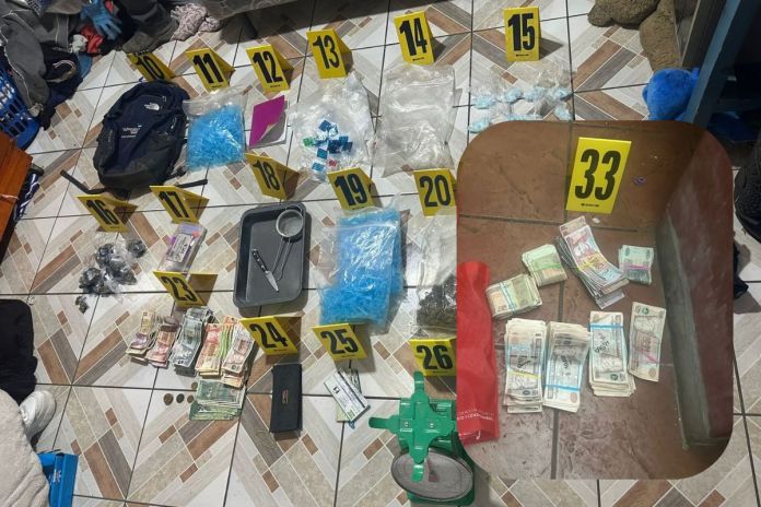 loclizan mas de Q60 mil en efectivo Dinero en efectivo e ilícitos incautados en allanamiento contra narcomenudeo en Amatitlán. Foto La Hora: PNC