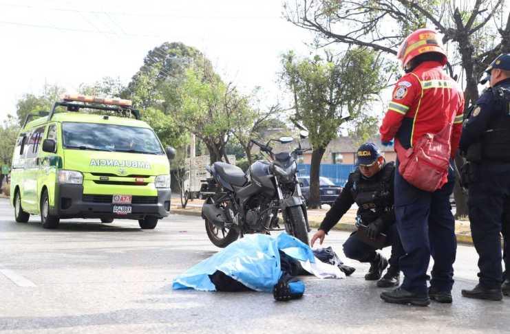 Un motorista falleció tras un accidente de tránsito en la avenida Petapa, zona 12. Foto: CBM