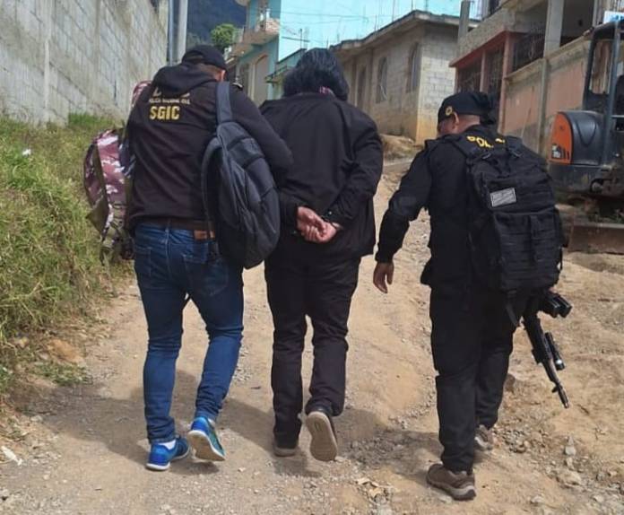 Trabajador del OJ detenido por exigir hasta Q50 mil a cambio de archivar expedientes. Foto La Hora: PNC.