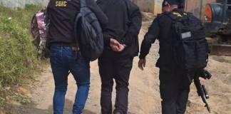 Trabajador del OJ detenido por exigir hasta Q50 mil a cambio de archivar expedientes. Foto La Hora: PNC.