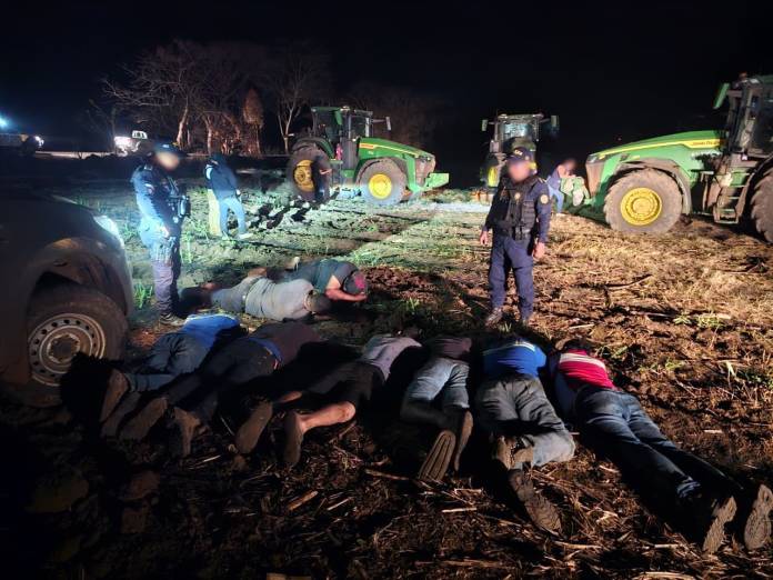 Agente de PNC revisa los recipientes que contienen diésel robado.