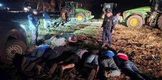 Agente de PNC revisa los recipientes que contienen diésel robado.