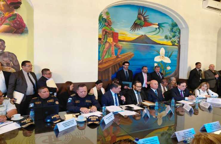 Autoridades de Gobernación presentan ante diputados acciones contempladas en el plan de seguridad. Foto: La Hora