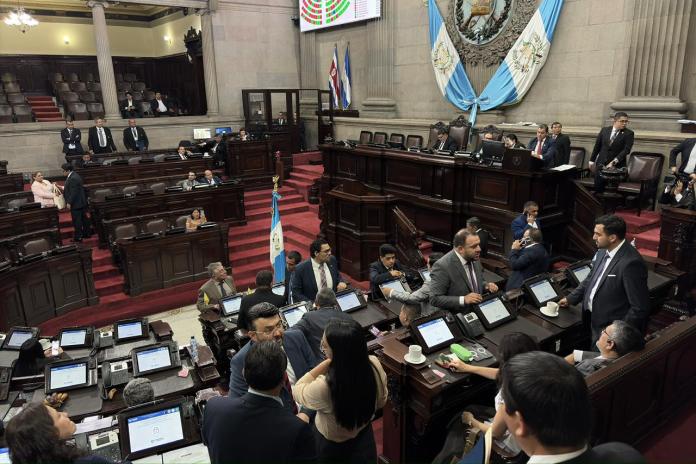 Diputados aliados al oficialismo y de oposición buscan, cada uno por su lado, los votos necesarios para elegir a magistrados del TSE.
