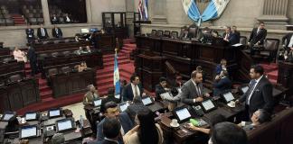 Diputados aliados al oficialismo y de oposición buscan, cada uno por su lado, los votos necesarios para elegir a magistrados del TSE.