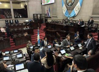 Diputados aliados al oficialismo y de oposición buscan, cada uno por su lado, los votos necesarios para elegir a magistrados del TSE.