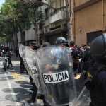 Agentes de PNC con escudos y equipo antimotines están frente al Congreso.