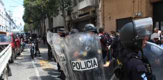 Agentes de PNC con escudos y equipo antimotines están frente al Congreso.