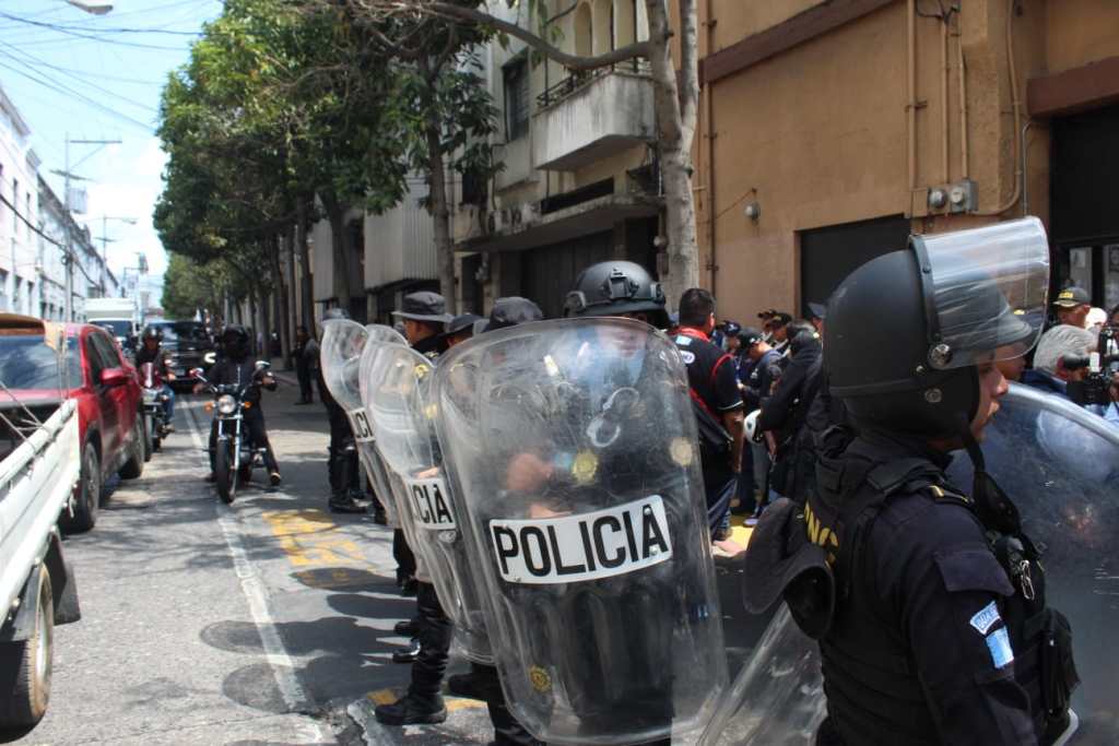 La Policía Nacional Civil (PNC) identificó a supuestos manifestantes que llegaron al Congreso con mascarillas y placas tapadas.