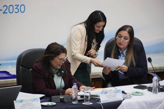 El abogado Raúl Falla presentó un amparo que busca que jueces sean excluidos del proceso de selección de candidatos a fiscal general. Foto La Hora: Daniel Ramírez