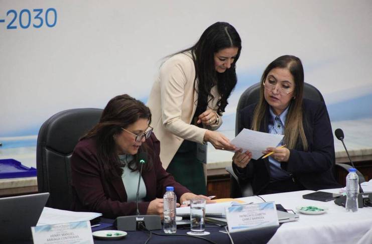 El abogado Raúl Falla presentó un amparo que busca que jueces sean excluidos del proceso de selección de candidatos a fiscal general. Foto La Hora: Daniel Ramírez