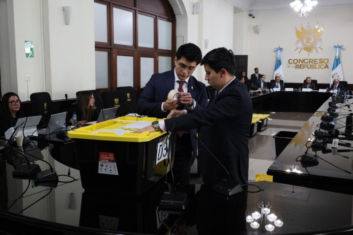 La Corte de Constitucionalidad permitió que la elección de magistrados de TSE continúe con la nómina entregada por la comisión tras denegar amparos. Foto La Hora: José Orozco