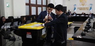 La Corte de Constitucionalidad permitió que la elección de magistrados de TSE continúe con la nómina entregada por la comisión tras denegar amparos. Foto La Hora: José Orozco