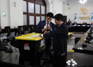 La Corte de Constitucionalidad permitió que la elección de magistrados de TSE continúe con la nómina entregada por la comisión tras denegar amparos. Foto La Hora: José Orozco
