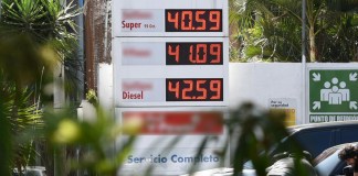 Ejecutivo espera avance de iniciativas de bancada oficialista para subsidios por alza en precios de combustibles Este es el precio de los combustibles en la ciudad. Fotos: La Hora/José Orozco.