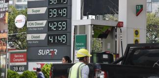 Algunas propuestas de ley buscan exonerar el pago del impuesto a combustibles o subsidio al galón de diésel. Foto: La Hora: José Orozco