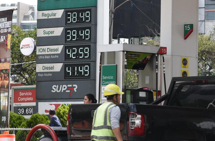 Algunas propuestas de ley buscan exonerar el pago del impuesto a combustibles o subsidio al galón de diésel. Foto: La Hora: José Orozco