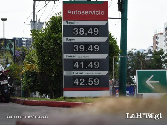 Este es el precio de los combustibles en la ciudad. Fotos: La Hora/Jos&eacute; Orozco.