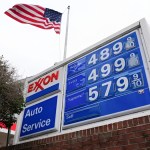 Gasolina en EE. UU. aumenta su precio a USD4 por galón, siendo el más alto desde 2022.