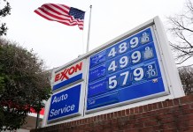 Gasolina en EE. UU. aumenta su precio a USD4 por galón, siendo el más alto desde 2022.