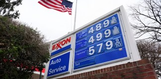 Gasolina en EE. UU. aumenta su precio a USD4 por galón, siendo el más alto desde 2022.