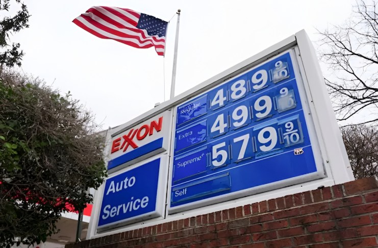 Gasolina en EE. UU. aumenta su precio a USD4 por galón, siendo el más alto desde 2022.