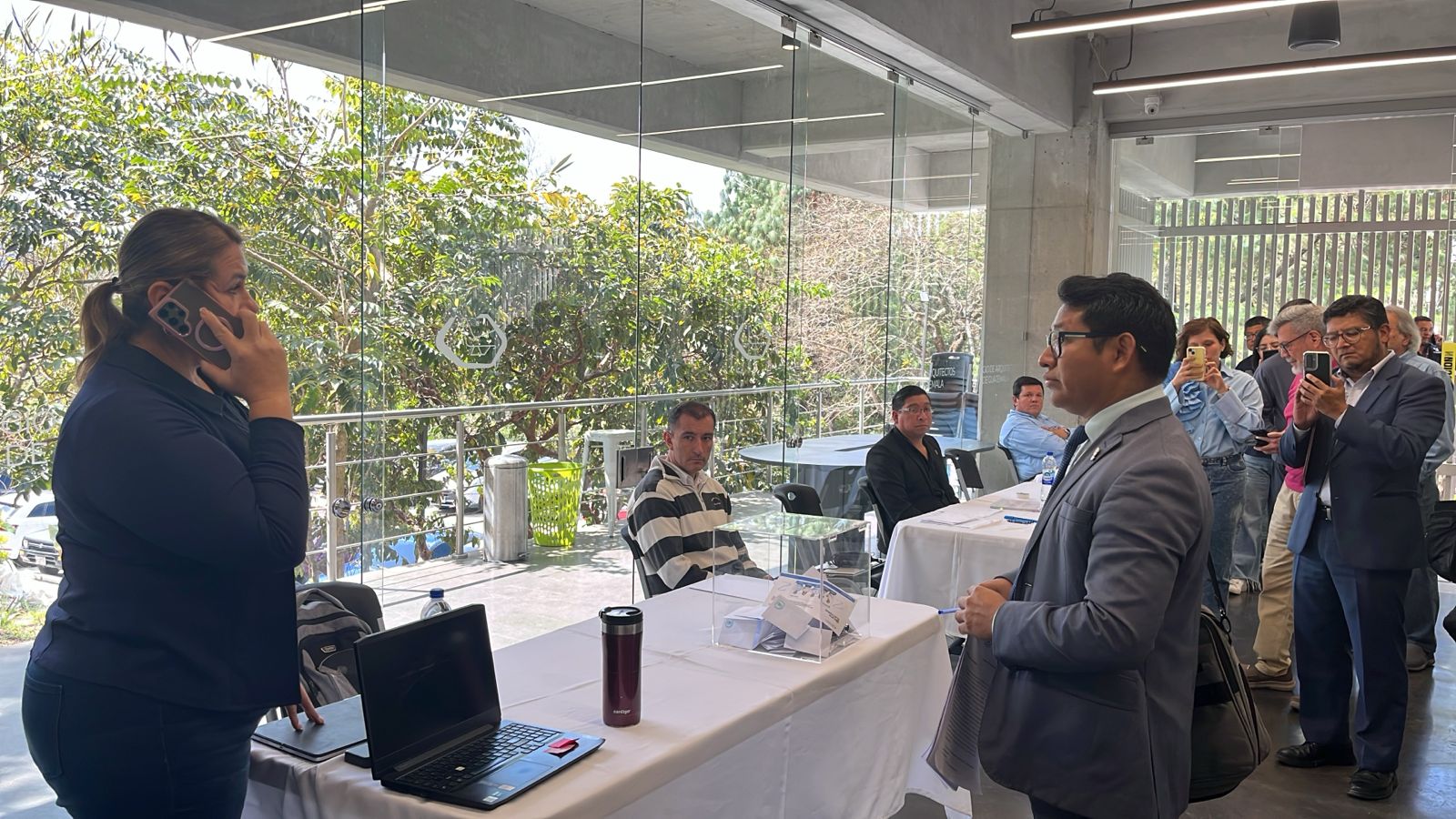 La primera vuelta de elecciones en el Colegio de Arquitectos estuvo marcada por diversos conflictos. En la foto, la presidenta del Tribunal Electoral de ese gremio, Evelyn Grisel Castañeda. Foto: La Hora/Cortesía.