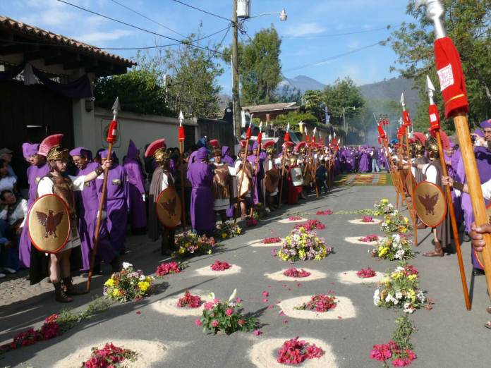 Cortejos procesionales desde la Antigua Guatemala. Foto: Sergio Vásquez