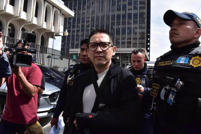 El expresidente del INDE, Melvin Quijivix fue beneficiado con un cambio de delito lo que provocó que este ya no fuera enviado a prisión preventiva. Foto La Hora: Daniel Ramírez