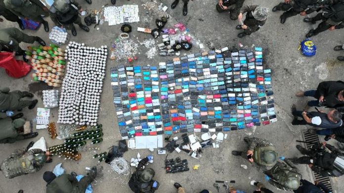 requisa Requisa en Pavón deja armas, droga y dispositivos electrónicos incautados.