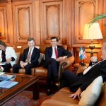El presidente Arévalo sentado en una oficina del Palacio Nacional con la delegación de Estados Unidos