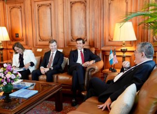 El presidente Arévalo sentado en una oficina del Palacio Nacional con la delegación de Estados Unidos