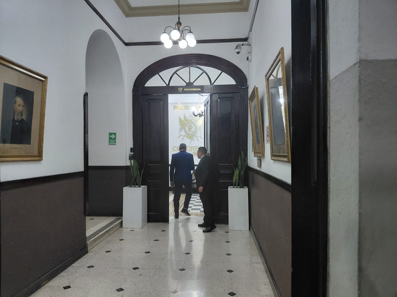 El jefe del bloque Cabal, Luis Aguirre, ingresando a la oficina de Presidencia del Congreso.