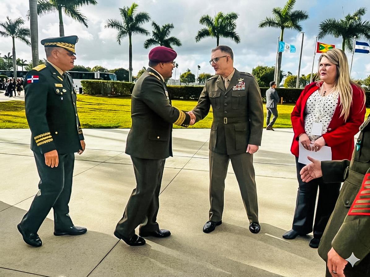 El ministro de la Defensa, Henry Saenz, acudió a la cita en Florida, donde se firmó un convenio para fortalecer la lucha regional contra el narcotráfico.