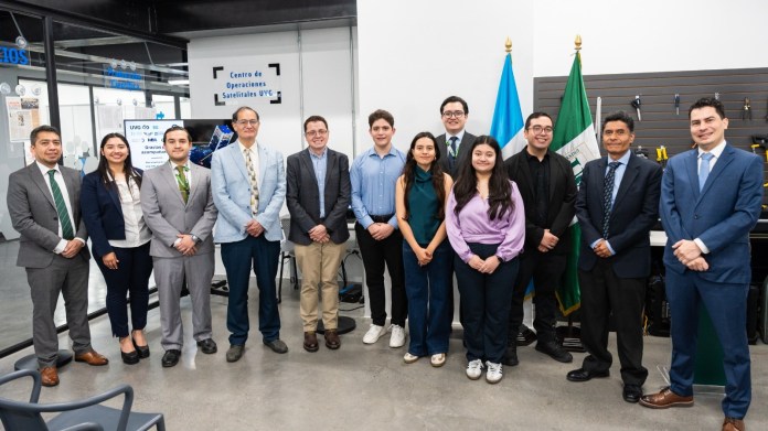 De izquierda a derecha: Gustavo Barrera, director del Departamento de Ingeniería Mecánica; Lourdes Figueroa, Project Manager de la Facultad de Ingeniería; Santiago Solórzano, investigador del Laboratorio Aeroespacial; Sergio Montenegro, asesor voluntario de los proyectos satelitales Quetzal-1 y Quetzal-2; José Bagur, coordinador del Laboratorio Aeroespacial y Líder de la misión QUETZAL-2; Luis Guerra, estudiante de Ingeniería Mecatrónica y miembro del Laboratorio Aeroespacial; Isabel Huitz, estudiante de Ingeniería Mecánica y miembro del Laboratorio Aeroespacial; César Saavedra, investigador del Laboratorio Aeroespacial; María Olga Joachin, estudiante de Ingeniería Mecatrónica y miembro del Laboratorio Aeroespacial; Héctor Gómez, investigador del Laboratorio Aeroespacial; Víctor Hugo Ayerdi, decano de la Facultad de Ingeniería; Andrés Viau, investigador del Laboratorio Aeroespacial. Foto: Cortesía Universidad del Valle de Guatemala.