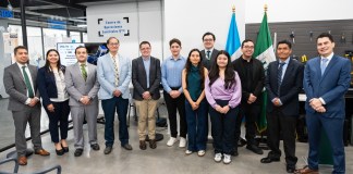 De izquierda a derecha: Gustavo Barrera, director del Departamento de Ingeniería Mecánica; Lourdes Figueroa, Project Manager de la Facultad de Ingeniería; Santiago Solórzano, investigador del Laboratorio Aeroespacial; Sergio Montenegro, asesor voluntario de los proyectos satelitales Quetzal-1 y Quetzal-2; José Bagur, coordinador del Laboratorio Aeroespacial y Líder de la misión QUETZAL-2; Luis Guerra, estudiante de Ingeniería Mecatrónica y miembro del Laboratorio Aeroespacial; Isabel Huitz, estudiante de Ingeniería Mecánica y miembro del Laboratorio Aeroespacial; César Saavedra, investigador del Laboratorio Aeroespacial; María Olga Joachin, estudiante de Ingeniería Mecatrónica y miembro del Laboratorio Aeroespacial; Héctor Gómez, investigador del Laboratorio Aeroespacial; Víctor Hugo Ayerdi, decano de la Facultad de Ingeniería; Andrés Viau, investigador del Laboratorio Aeroespacial. Foto: Cortesía Universidad del Valle de Guatemala.