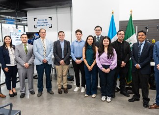 De izquierda a derecha: Gustavo Barrera, director del Departamento de Ingeniería Mecánica; Lourdes Figueroa, Project Manager de la Facultad de Ingeniería; Santiago Solórzano, investigador del Laboratorio Aeroespacial; Sergio Montenegro, asesor voluntario de los proyectos satelitales Quetzal-1 y Quetzal-2; José Bagur, coordinador del Laboratorio Aeroespacial y Líder de la misión QUETZAL-2; Luis Guerra, estudiante de Ingeniería Mecatrónica y miembro del Laboratorio Aeroespacial; Isabel Huitz, estudiante de Ingeniería Mecánica y miembro del Laboratorio Aeroespacial; César Saavedra, investigador del Laboratorio Aeroespacial; María Olga Joachin, estudiante de Ingeniería Mecatrónica y miembro del Laboratorio Aeroespacial; Héctor Gómez, investigador del Laboratorio Aeroespacial; Víctor Hugo Ayerdi, decano de la Facultad de Ingeniería; Andrés Viau, investigador del Laboratorio Aeroespacial. Foto: Cortesía Universidad del Valle de Guatemala.