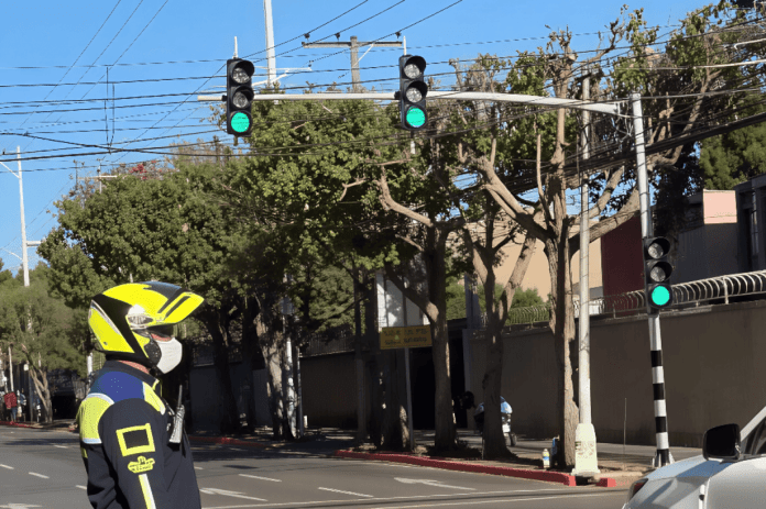 Realizan instalación de cinco nuevos semáforos en distintas intersecciones de la zona 9 capitalina.