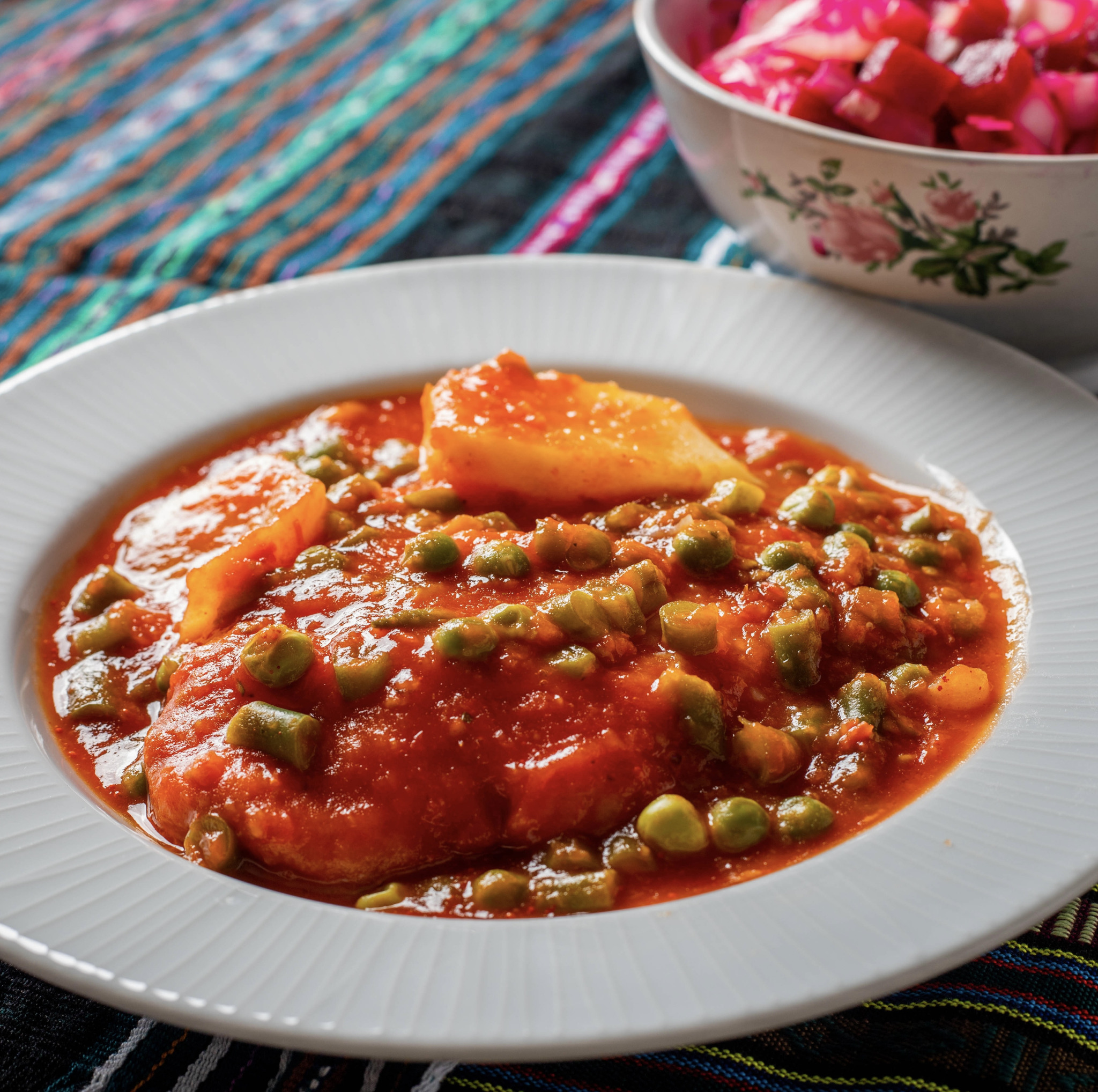 Fotografía de un platillo con pescado seco.