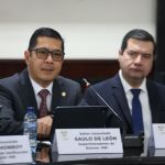 El jefe de la Sib, Saulo De León, responde dudas a los diputados por la iniciativa de ley contra lavado de dinero. Foto: Congreso de la República