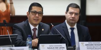 El jefe de la Sib, Saulo De León, responde dudas a los diputados por la iniciativa de ley contra lavado de dinero. Foto: Congreso de la República