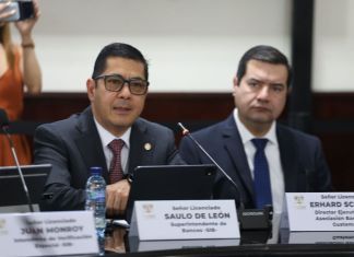 El jefe de la Sib, Saulo De León, responde dudas a los diputados por la iniciativa de ley contra lavado de dinero. Foto: Congreso de la República