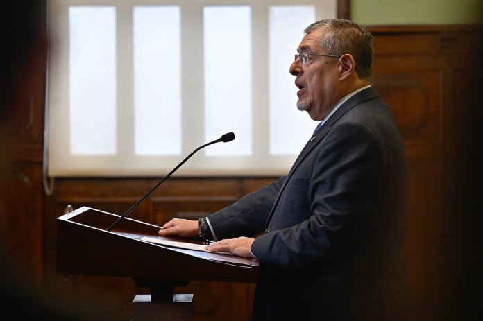 El presidente Bernardo Arévalo sigue sin pronunciarse sobre la elección de Roberto Molina Barreto como magistrado de la CC.